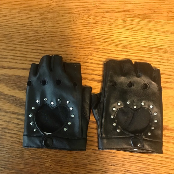 Hot Topic Accessories - Cute fingerless gloves